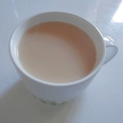 いつもは何杯も飲みたいから紅茶は薄めに入れるのですが、濃いめに入れてロイヤルミルクティーにすると、やっぱり美味しい❤❤　
おやつ代わりに頂きました(*^.^*)